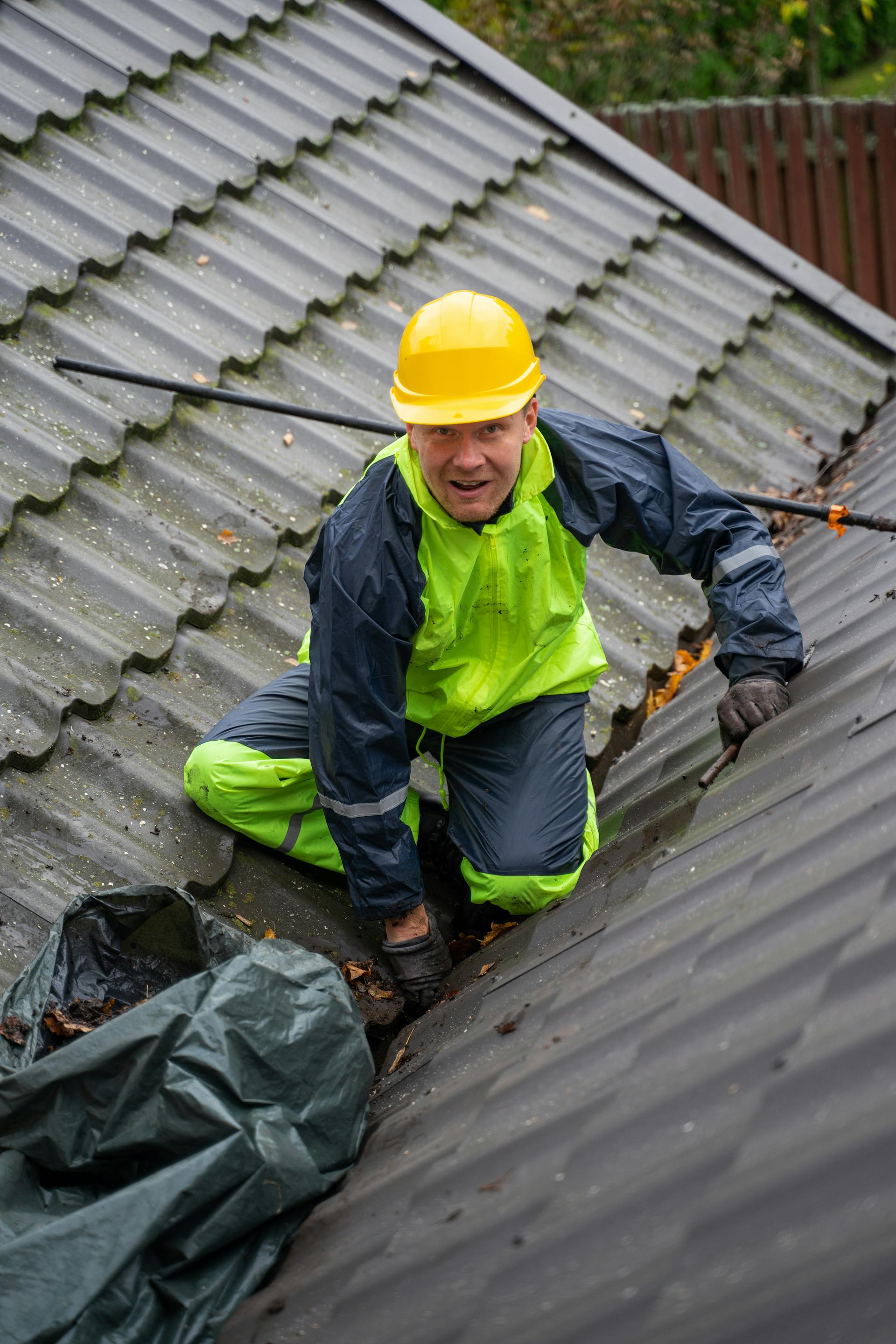 Unser Dachhandwerker bei der professionellen Arbeit auf dem Dach